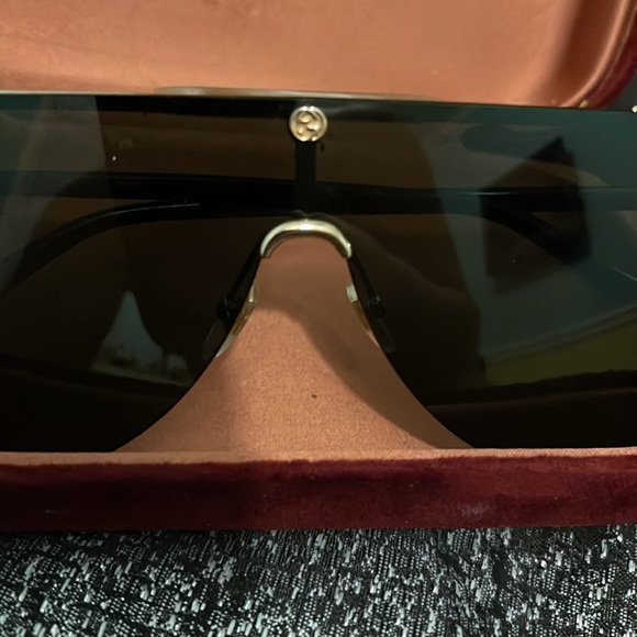 Original Gucci oversized black and gold sunglasses with original case. - Picture 8 of 8